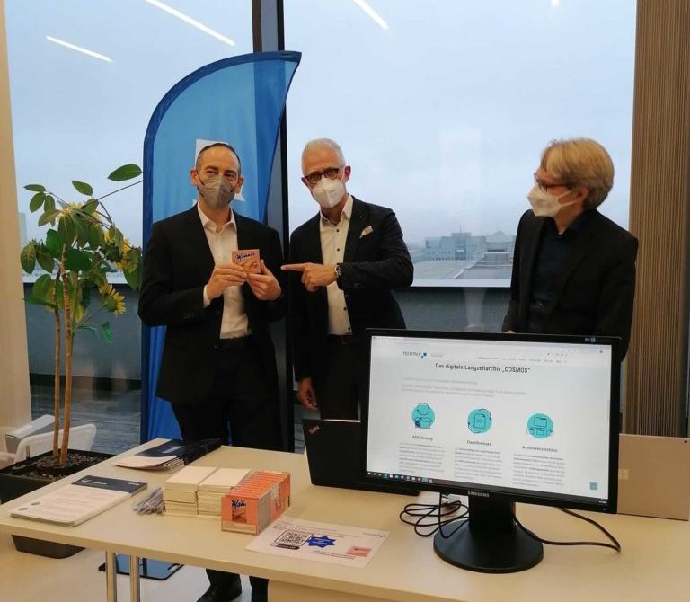 Gruppenfoto vom TechTalk und docuteam Team beim Archivtag.