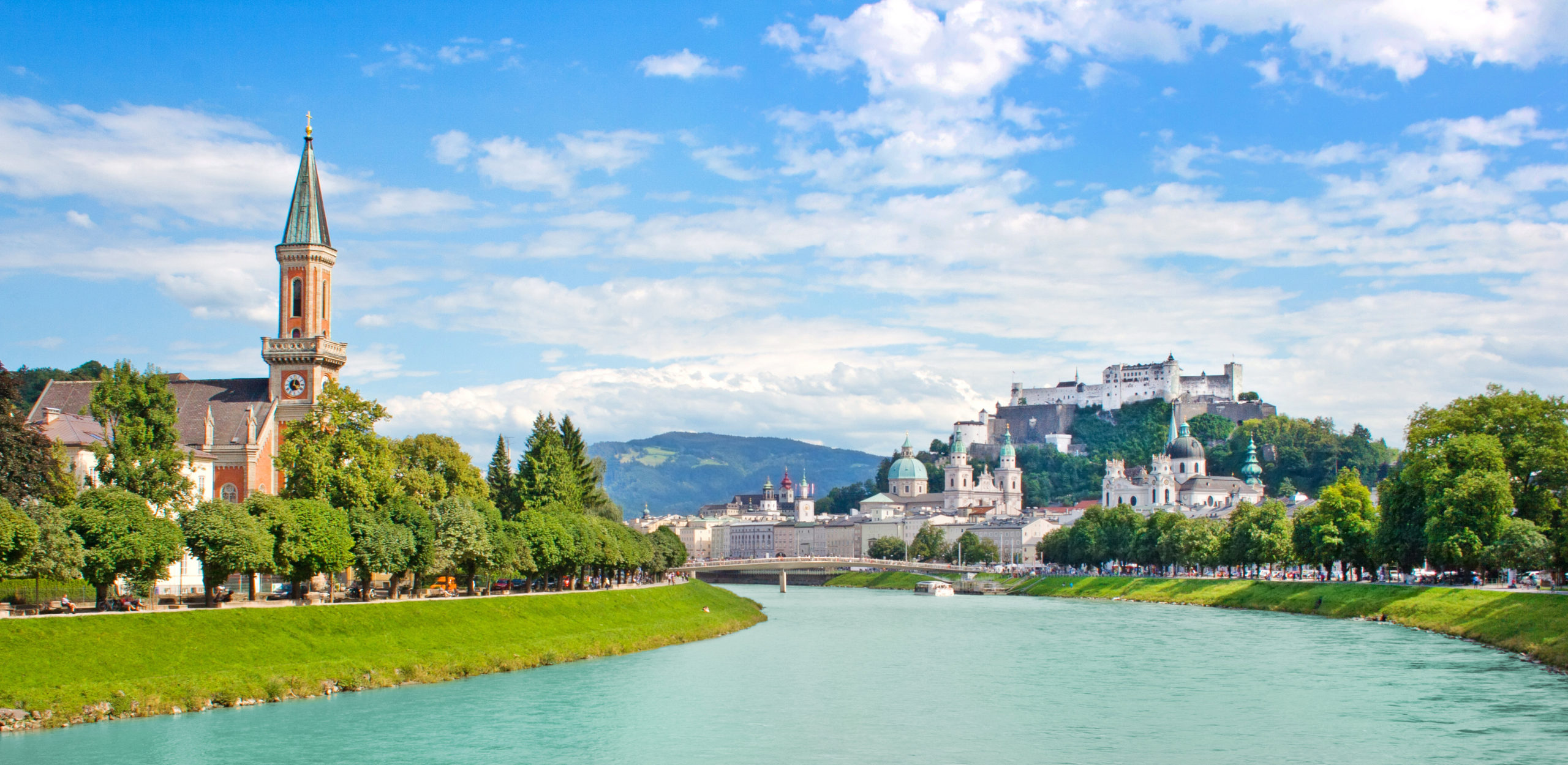 Das Bild zeigt einen Panoramablick auf die Salzburger Skyline mit der Festung Hohensalzburg.