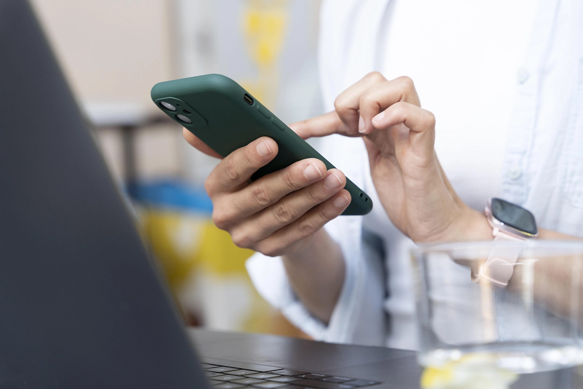 Vorschaubild für die cosmos Kontakt Bereich. Auf dem Bild ist eine Person zusehen, die auf einem Handy etwas auswählt.